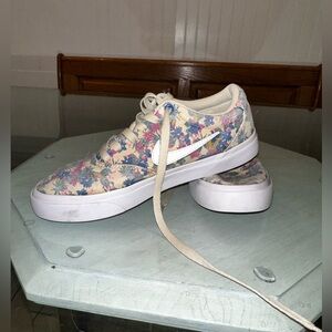 Nike girls/womens SB charged canvas floral size 5.5Y